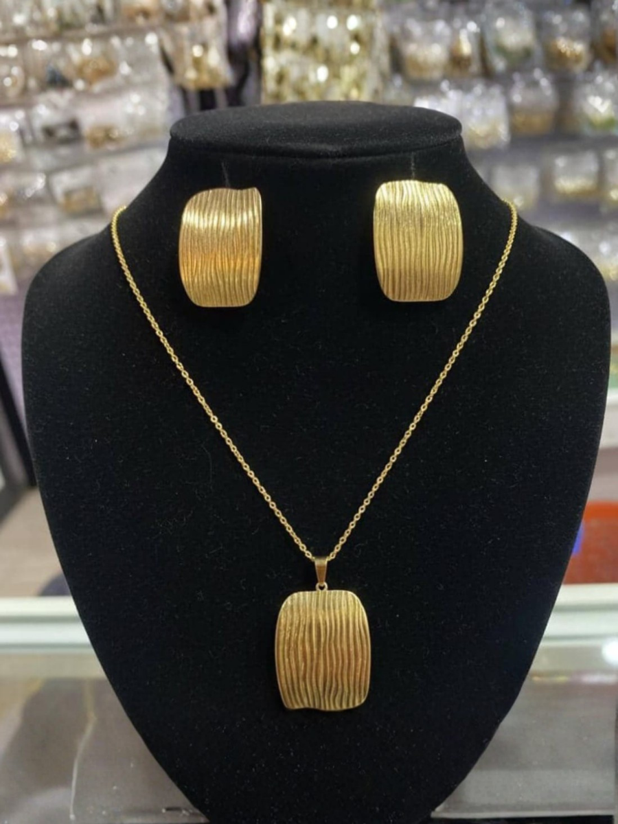 Gold Textured Jewellery Set – Necklace & Earrings