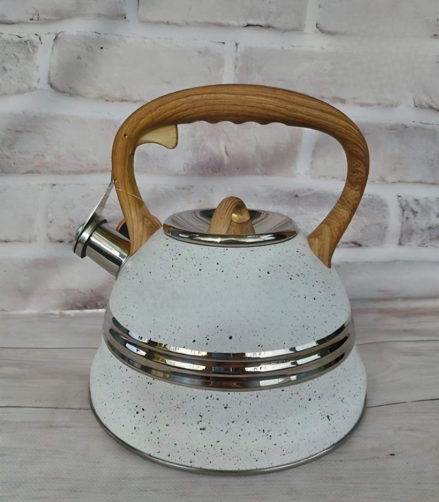 Whistling Kettle with Wood-Effect Handle – Marble Speckle