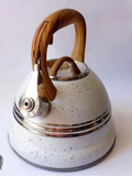 Whistling Kettle with Wood-Effect Handle – Marble Speckle